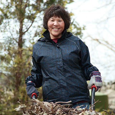 A short term volunteer at the lodge 